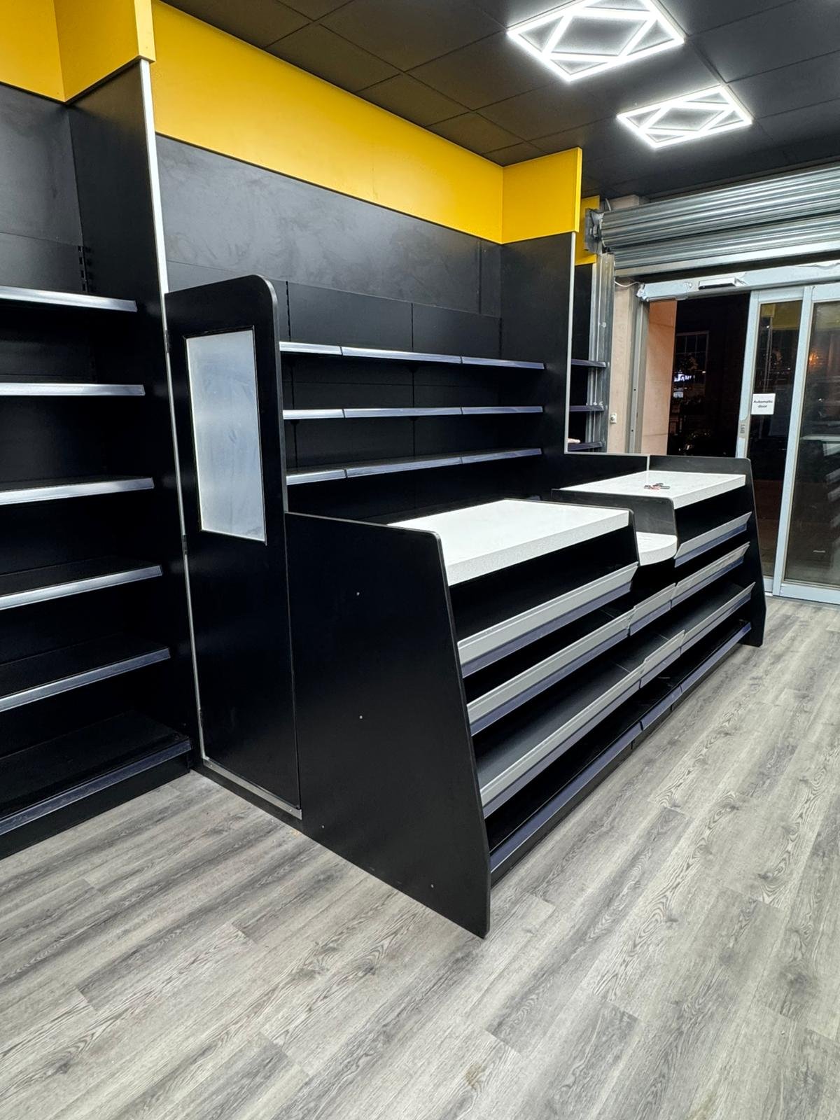 Statement entrance display units in a retail fit-out